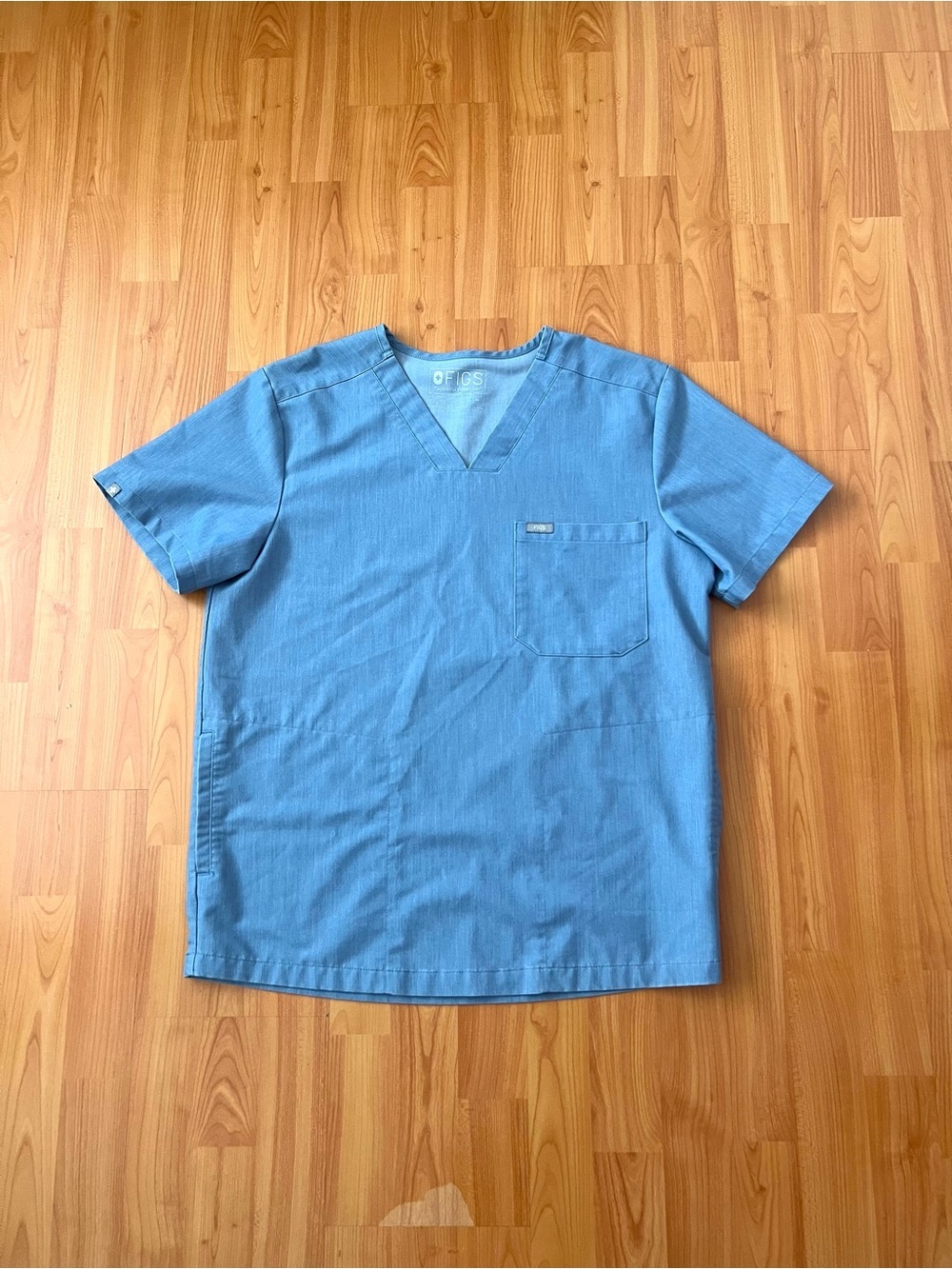 Figs Men’s Chisec Three Pocket Scrub Top - Medium
